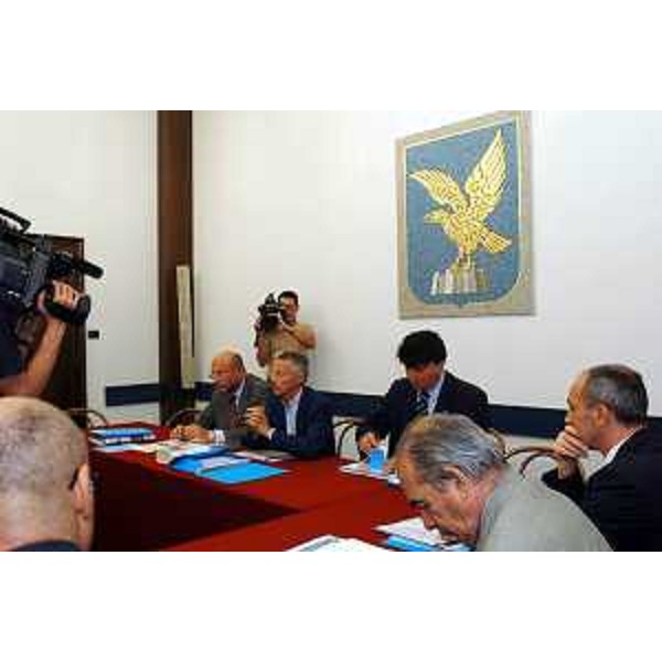 Enrico Bertossi (Assessore regionale alle attività produttive), Riccardo Illy (Presidente della Regione Friuli Venezia Giulia) alla conferenza stampa sul progetto di Monitor Group. (Trieste, 02/09/04)