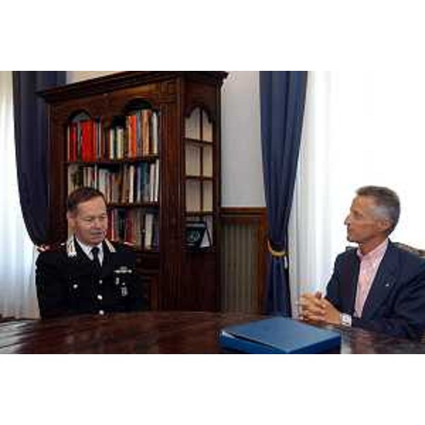 Generale Mario Basile (Comandante della Regione Carabinieri del Friuli Venezia Giulia), Riccardo Illy (Presidente della Regione Friuli Venezia Giulia). (Trieste, 01/09/04)