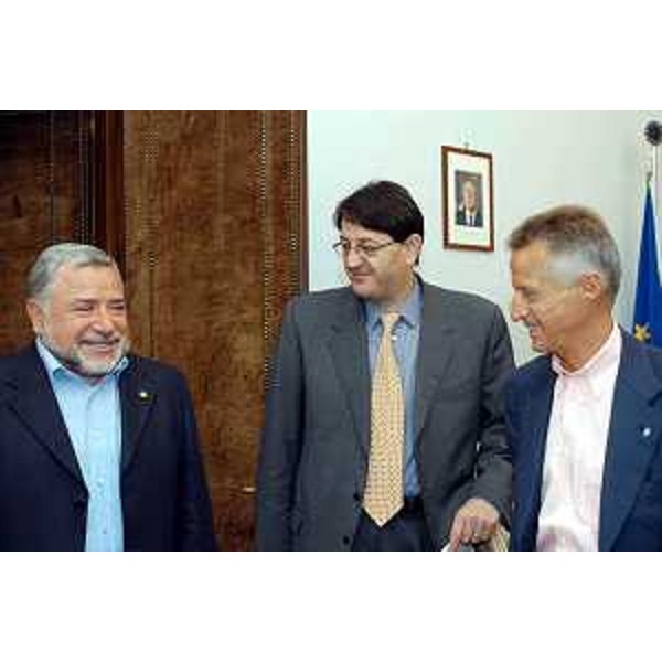 Paolo Castellani (Comandante della Capitaneria di porto di Trieste), Lodovico Sonego (Assessore regionale alla pianificazione territoriale, energia, mobilità e infrastrutture di trasporto), Riccardo Illy (Presidente della Regione Friuli Venezia Giulia). (Trieste, 01/09/04)