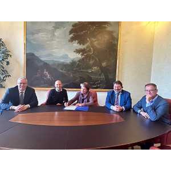Il presidente del Cr Fvg, Mauro Bordin (primo da sinistra) assieme ad Adriana Janezic, al direttore della Biblioteca Paladin, Massimiliano Pastrovicchio (secondo da sx), al segretario generale Stefano Patriarca (secondo da dx) e al dirigente Maurizio Blancuzzi - Il presidente del Cr Fvg, Mauro Bordin (primo da sinistra) assieme ad Adriana Janezic, al direttore della Biblioteca Paladin, Massimiliano Pastrovicchio (secondo da sx), al segretario generale Stefano Patriarca (secondo da dx) e al dirigente Maurizio Blancuzzi