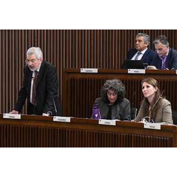 In prima fila, Furio Honsell (Open) e, a destra, Rosaria Capozzi (M5S) - In prima fila, Furio Honsell (Open) e, a destra, Rosaria Capozzi (M5S)