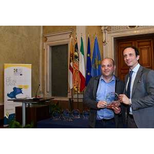 Il governatore mentre conferisce il premio al sindaco di Turriaco Nicola Pieri - Il governatore mentre conferisce il premio al sindaco di Turriaco Nicola Pieri