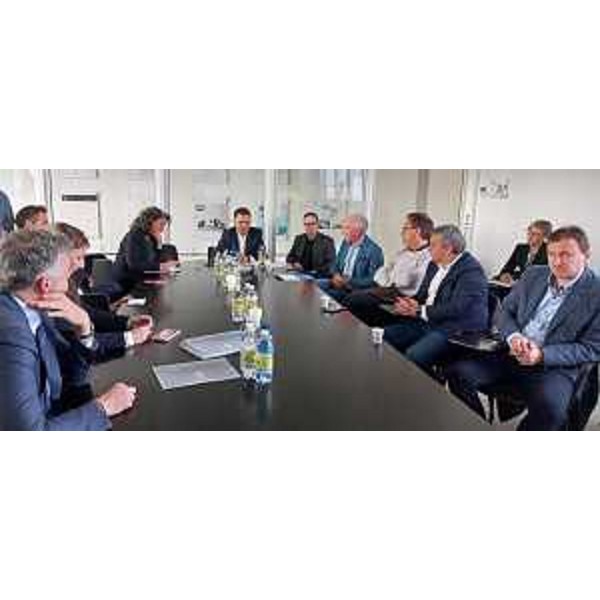 Un momento dell'incontro nella sala riunioni di Friuli Innovazione: al centro il presidente della società Stefano Casaleggi, accanto all'ad Filippo Bianco e al presidente della VI Commissione, Roberto Novelli (FI) - Un momento dell'incontro nella sala riunioni di Friuli Innovazione: al centro il presidente della società Stefano Casaleggi, accanto all'ad Filippo Bianco e al presidente della VI Commissione, Roberto Novelli (FI)