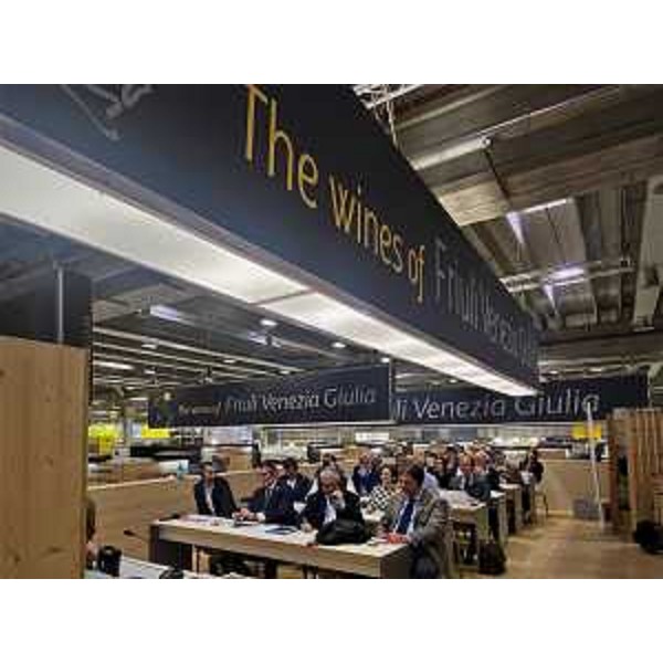 Una fase della presentazione del Concorso delle Città del vino svoltasi nello stand del Friuli Venezia Giulia durante il Vinitaly - Una fase della presentazione del Concorso delle Città del vino svoltasi nello stand del Friuli Venezia Giulia durante il Vinitaly