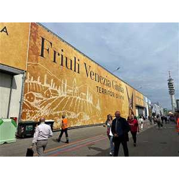 L'esterno del padiglione in cui è ospitato lo stand del Friuli Venezia Giulia al Vinitaly - L'esterno del padiglione in cui è ospitato lo stand del Friuli Venezia Giulia al Vinitaly