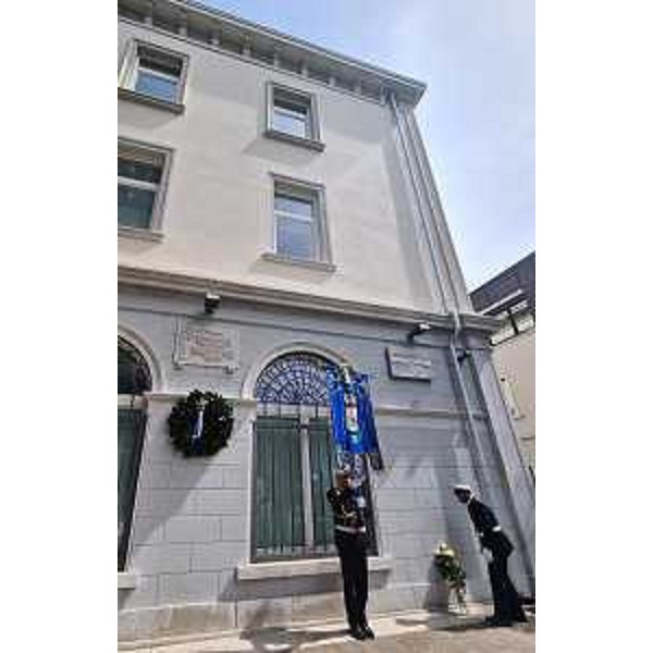 La deposizione dei fiori alla lapide che ricorda le vittime dell'amianto nei pressi del municipio di Monfalcone - La deposizione dei fiori alla lapide che ricorda le vittime dell'amianto nei pressi del municipio di Monfalcone