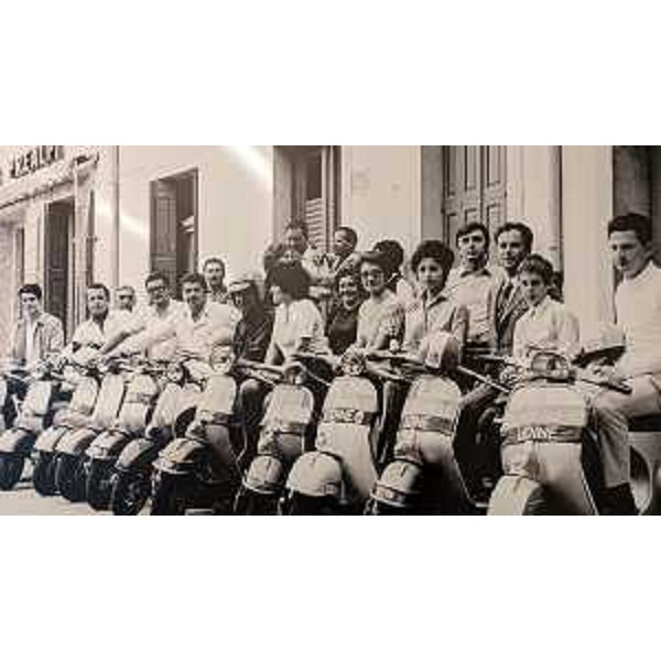 Foto storica che ritrae un raduno di Vespa a Udine - Foto storica che ritrae un raduno di Vespa a Udine