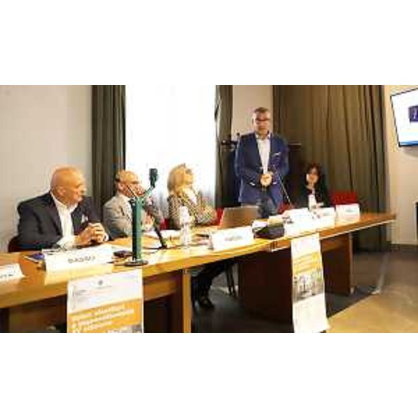 L'assessore regionale alle Autonomie locali Pierpaolo Roberti, intervenuto a Udine, a Palazzo Florio, negli spazi dell'Università di Udine, alla presentazione della 15° edizione del corso di perfezionamento "Valori identitari e imprenditorialità" che vede protagonisti 12 giovani cittadini argentini e brasiliani di origine friulana. - L'assessore regionale alle Autonomie locali Pierpaolo Roberti, intervenuto a Udine, a Palazzo Florio, negli spazi dell'Università di Udine, alla presentazione della 15° edizione del corso di perfezionamento "Valori identitari e imprenditorialità" che vede protagonisti 12 giovani cittadini argentini e brasiliani di origine friulana.