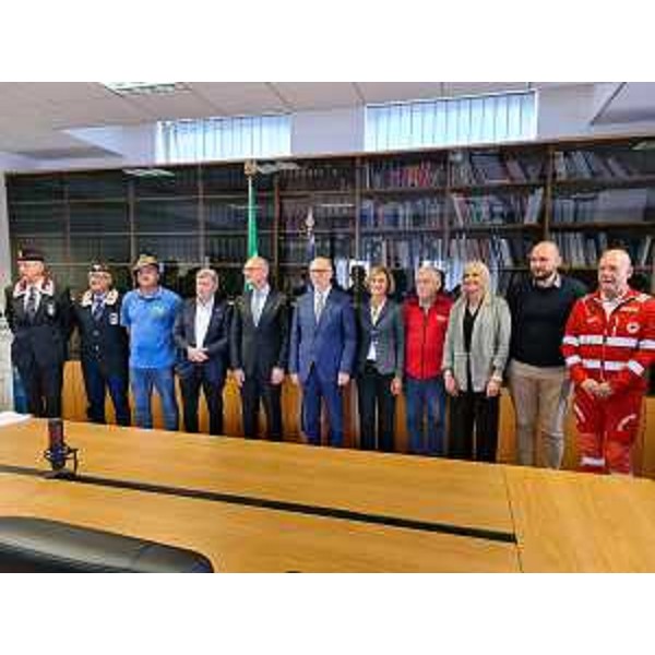 L'assessore Riccardo Riccardi con il prefetto di Pordenone Natalino Manno (al centro) e i rappresentnati delle associazioni di volontriato - L'assessore Riccardo Riccardi con il prefetto di Pordenone Natalino Manno (al centro) e i rappresentnati delle associazioni di volontriato 