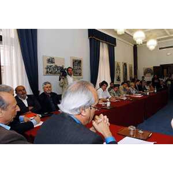 Gianni Pecol Cominotto (Assessore regionale all'organizzazione, personale e sistemi infrmativi) all'incontro con ANCI, UPI, UNCEM, dell'Areran e delle Organizzazioni sindacali confederali. (Trieste, 26/08/04)