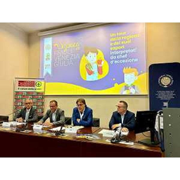 Il governatore del Friuli Venezia Giulia Massimiliano Fedriga (secondo da sinistra) con l'assessore regionale Sergio Emidio Bini (al microfono). Ai lati, a sinistra, il direttore di Despar Nord Fvg Fabrizio Cicero, e a destra il presidente della Fondazione Agrifood Fvg Pier Giorgio Sturlese - Il governatore del Friuli Venezia Giulia Massimiliano Fedriga (secondo da sinistra) con l'assessore regionale Sergio Emidio Bini (al microfono). Ai lati, a sinistra, il direttore di Despar Nord Fvg Fabrizio Cicero, e a destra il presidente della Fondazione Agrifood Fvg Pier Giorgio Sturlese