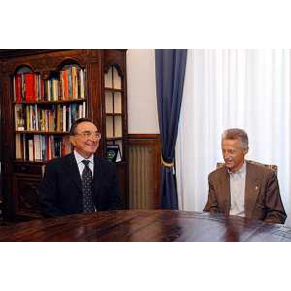 Riccardo Illy (Presidente della Regione Friuli Venezia Giulia) incontra Pierluigi Maneschi (presidente del Lloyd Triestino). (Trieste, 25/08/04)