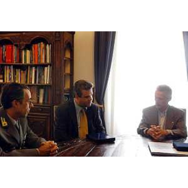 Riccardo Illy (Presidente della Regione Friuli Venezia Giulia) incontra Colonnello Marcello Ravaioli (comandante uscente della Guardia di Finanza) e Colonnello Giorgio Pani (comandante entrante della Guardia di Finanza). (Trieste, 25/08/04)