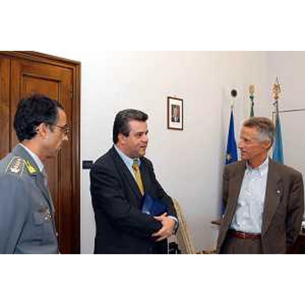 Riccardo Illy (Presidente della Regione Friuli Venezia Giulia) incontra Colonnello Marcello Ravaioli (comandante uscente della Guardia di Finanza) e Colonnello Giorgio Pani (comandante entrante della Guardia di Finanza). (Trieste, 25/08/04)