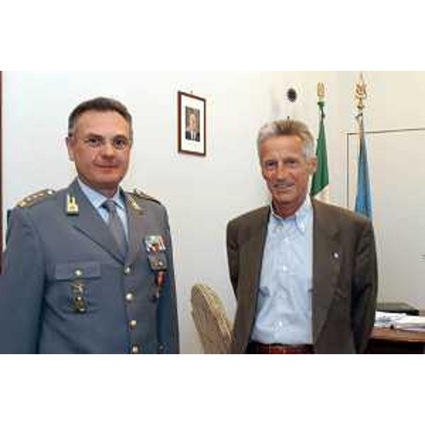 Riccardo Illy (Presidente della Regione Friuli Venezia Giulia) incontra Colonnello Sandro Itro (capo di Stato Maggiore della Guardia di Finanza). (Trieste, 25/08/04)