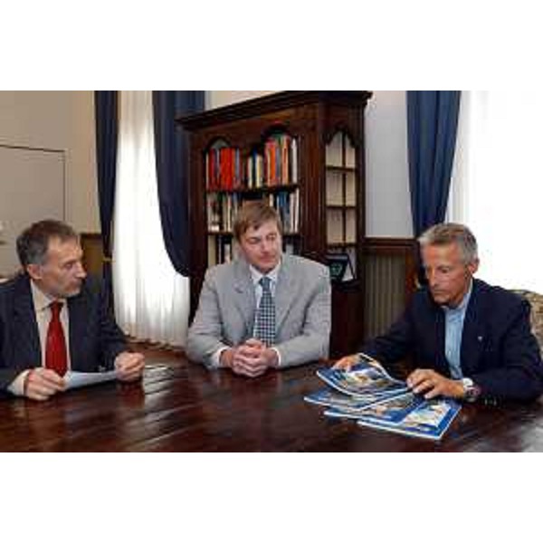 Riccardo Illy (Presidente della Regione Friuli Venezia Giulia) incontra Dimitri Zbogar (nuovo Presidente Coldiretti) ed Oliviero Della Picca (Direttore dell'Associazione Coldiretti). (Trieste, 24/08/04)