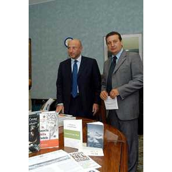  Enrico Bertossi (Assessore regionale alle attività produttive), Enzo Marsilio (Assessore regionale alle risorse agricole, naturali, forestali e montagna) alla conferenza stampa di presentazione "Libri nel bosco". (Udine, 02/08/04)