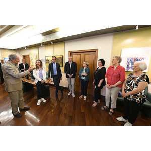 Foto di gruppo per artisti e autorità all'inaugurazione della mostra Antologia Ute Latisana-Bassa Friulana in Consiglio regionale - Foto di gruppo per artisti e autorità all'inaugurazione della mostra Antologia Ute Latisana-Bassa Friulana in Consiglio regionale