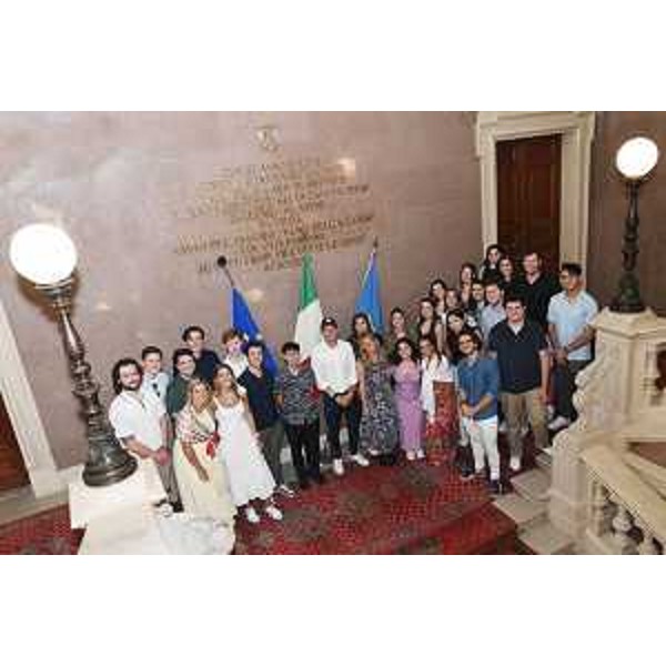 Il governatore Massimiliano Fedriga con i giovani ospiti del Niaf - Il governatore Massimiliano Fedriga con i giovani ospiti del Niaf