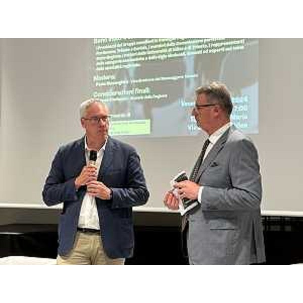 Il presidente del Cr Fvg, Mauro Bordin (a sinistra nella foto), con il vicedirettore del gruppo Nem, Paolo Mosanghini - Il presidente del Cr Fvg, Mauro Bordin (a sinistra nella foto), con il vicedirettore del gruppo Nem, Paolo Mosanghini