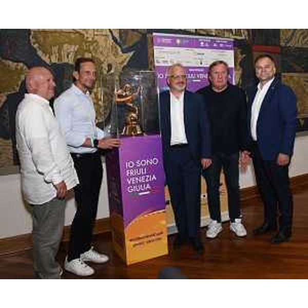 Il governatore del Friuli Venezia Giulia Massimiliano Fedriga vicino al trofeo che sarà assegnato alla formazione vincitrice della Coppa del Mondo di softball. - Il governatore del Friuli Venezia Giulia Massimiliano Fedriga vicino al trofeo che sarà assegnato alla formazione vincitrice della Coppa del Mondo di softball.
