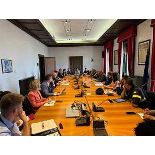 Lassessore regionale alla Protezione civile Riccardo Riccardi alla riunione, svoltasi nella prefettura del capoluogo regionale sul tema della prevenzione degli incendi, alla quale hanno partecipato i prefetti di Trieste e Gorizia, Pietro Signoriello e Raffaele Ricciardi, il questore di Trieste Pietro Ostuni, i vertici della Protezione civile del Friuli Venezia Giulia, dei Vigili del fuoco, della Polizia di Stato, dellArma dei Carabinieri e i rappresentanti di Rete ferroviaria italiana. - Lassessore regionale alla Protezione civile Riccardo Riccardi alla riunione, svoltasi nella prefettura del capoluogo regionale sul tema della prevenzione degli incendi, alla quale hanno partecipato i prefetti di Trieste e Gorizia, Pietro Signoriello e Raffaele Ricciardi, il questore di Trieste Pietro Ostuni, i vertici della Protezione civile del Friuli Venezia Giulia, dei Vigili del fuoco, della Polizia di Stato, dellArma dei Carabinieri e i rappresentanti di Rete ferroviaria italiana.