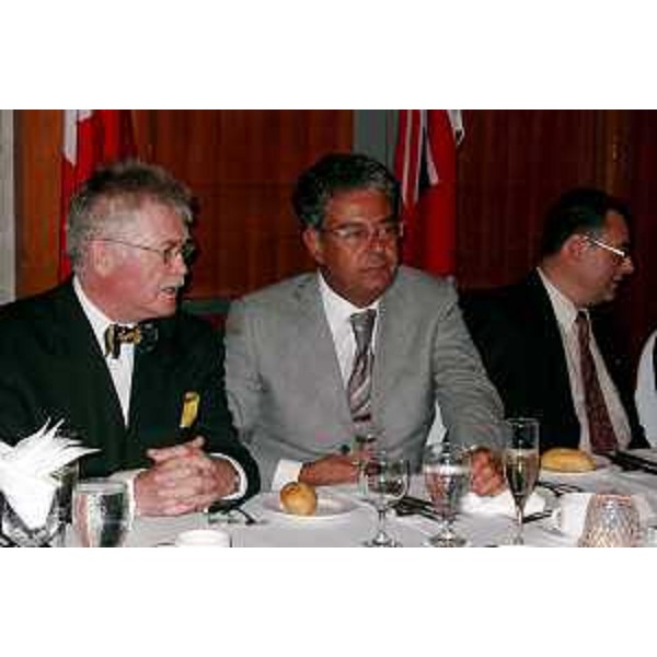 Roberto Antonaz (Assessore regionale all’istruzione, cultura, sport e pace) con Ivano Cargnello (Presidente della Federazione dei Fogolars) e Roberto Mazzolin (Presidente del Fogolars di Ottawa). (Ottawa 04/09/06)