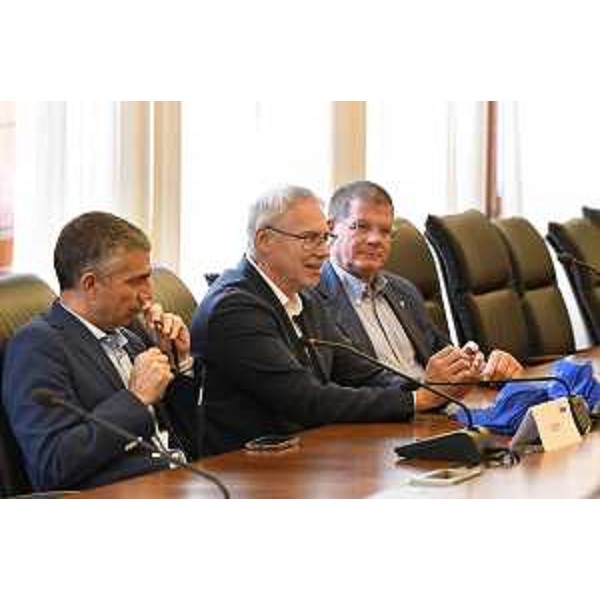 Da sinistra: l'assessore Pierpaolo Roberti, il presidente del Consiglio regionale Mauro Bordin e il consigliere regionale Marko Pisani durante l'incontro in Sala gialla - Da sinistra: l'assessore Pierpaolo Roberti, il presidente del Consiglio regionale Mauro Bordin e il consigliere regionale Marko Pisani durante l'incontro in Sala gialla