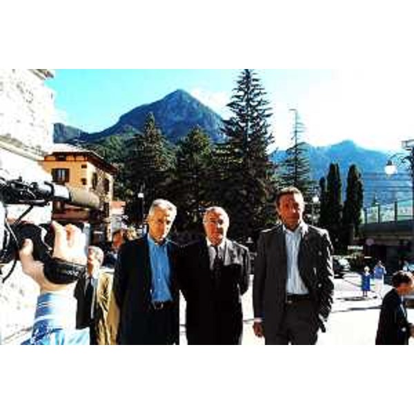 Riccardo Illy (Presidente della Regione Friuli Venezia Giulia), Bernardino Silvestri (Sindaco di Pontebba), Joerg Haider (Presidente del Land della Carinzia). (Pontebba, 27/07/04)