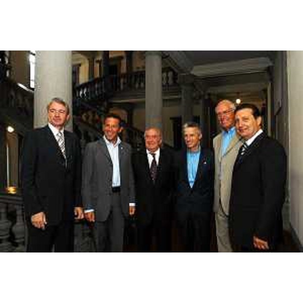 Wolfgang Kulterer Ddirettore Hypo Alpe Adria Bank di Klagenfurt), Joerg Haider (Presidente del Land della Carinzia), Bernardino Silvestri (Sindaco di Pontebba), Riccardo Illy (Presidente della Regione Friuli Venezia Giulia), Enzo Marsilio (Assessore regionale alle risorse agricole, naturali, forestali e montagna). (Pontebba, 27/07/04)