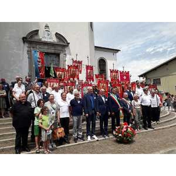 La foto di gruppo al termine della manifestazione. - La foto di gruppo al termine della manifestazione.