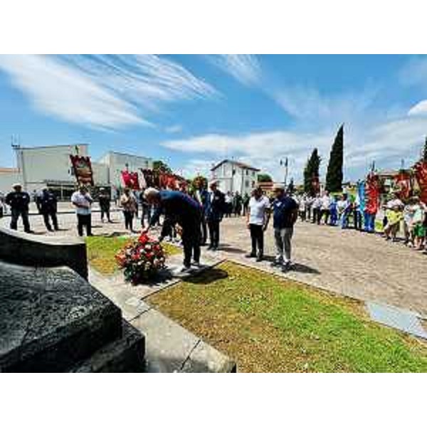 Il presidente del Cr Fvg, Mauro Bordin, deposita una corona sul monumento ai caduti - Il presidente del Cr Fvg, Mauro Bordin, deposita una corona sul monumento ai caduti