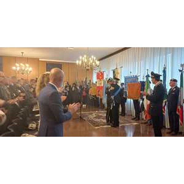 Il momento del cambio del comando tra i generali Atzeni e Vitagliano - Il momento del cambio del comando tra i generali Atzeni e Vitagliano