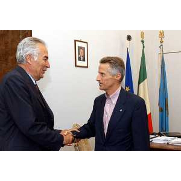 Riccardo Illy (Presidente della Regione Friuli Venezia Giulia) incontra Joze Susmelj (nuovo console di Slovenia a Trieste). (Trieste, 26/07/04)