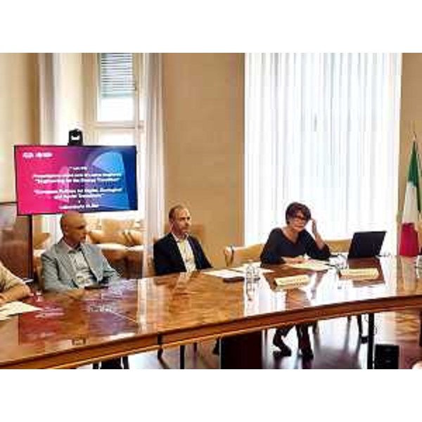 L'assessore Rosolen interviene alla dei due nuovi corsi di laurea magistrali di Units sul tema della transizione digitale, ecologica ed energetica - L'assessore Rosolen interviene alla dei due nuovi corsi di laurea magistrali di Units sul tema della transizione digitale, ecologica ed energetica