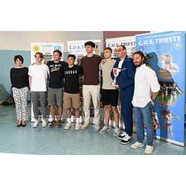L'assessore Rosolen (a sinistra) con gli atleti del Cus Trieste - L'assessore Rosolen (a sinistra) con gli atleti del Cus Trieste