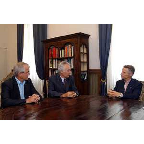 Riccardo Illy (Presidente della Regione Friuli Venezia Giulia) incontra Joze Susmelj (nuovo console di Slovenia a Trieste). (Trieste, 26/07/04)