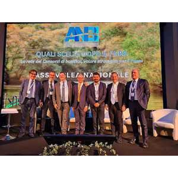 L'assessore regionale Stefano Zannier, a centro, con gli altri esponenti intervenuti al dibattito nel corso dell'Assemblea nazionale dei Consorzi di bonifica a Roma. - L'assessore regionale Stefano Zannier, a centro, con gli altri esponenti intervenuti al dibattito nel corso dell'Assemblea nazionale dei Consorzi di bonifica a Roma.