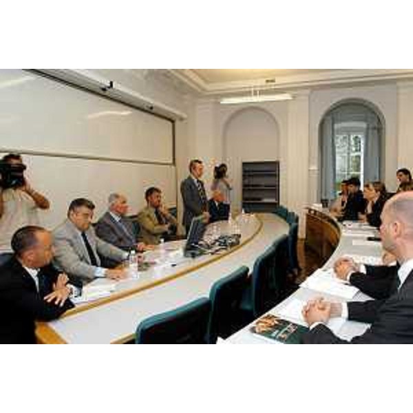 Roberto Antonaz (Assessore regionale all'istruzione, cultura, sport e pace) all'inaugurazione del corso di formazione imprenditoriale "Origini", promosso dalla Mib School of management. (Trieste, 26/07/04)