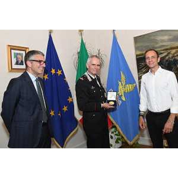 Il governatore del Friuli Venezia Giulia Massimiliano Fedriga, assieme allassessore regionale alla Sicurezza Pierpaolo Roberti e il comandante della Legione Carabinieri, generale di brigata Gabriele Vitagliano. - Il governatore del Friuli Venezia Giulia Massimiliano Fedriga, assieme allassessore regionale alla Sicurezza Pierpaolo Roberti e il comandante della Legione Carabinieri, generale di brigata Gabriele Vitagliano.