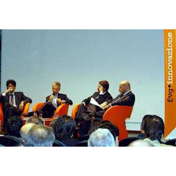 Isaac Getz (Docente di Management delle Idee e dell'Innovazione all'ESCP-EAP di Parigi), Riccardo Illy 8Presidente della Regione Friuli Venezia Giulia), Enrico Bertossi (Assessore regionale alle attività produttive) al convegno Innovazione Friuli Venezia Giulia. (Udine, 16/07/04)