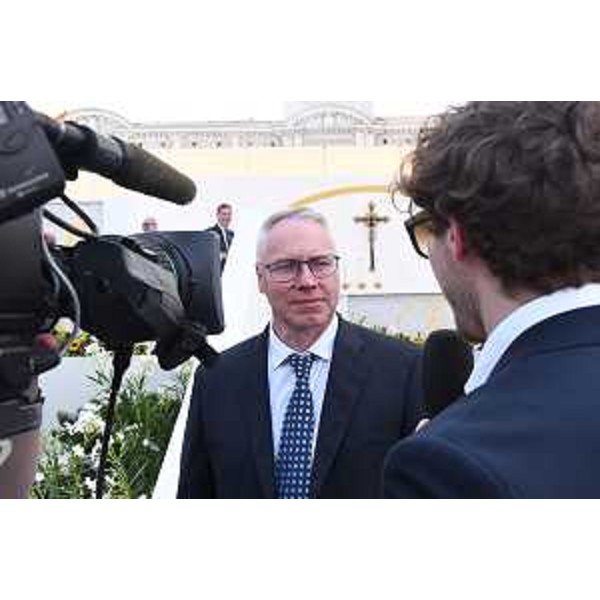 Il presidente del Cr Fvg, Mauro Bordin, intervistato al termine della cerimonia in piazza Unità d'Italia, a Trieste - Il presidente del Cr Fvg, Mauro Bordin, intervistato al termine della cerimonia in piazza Unità d'Italia, a Trieste