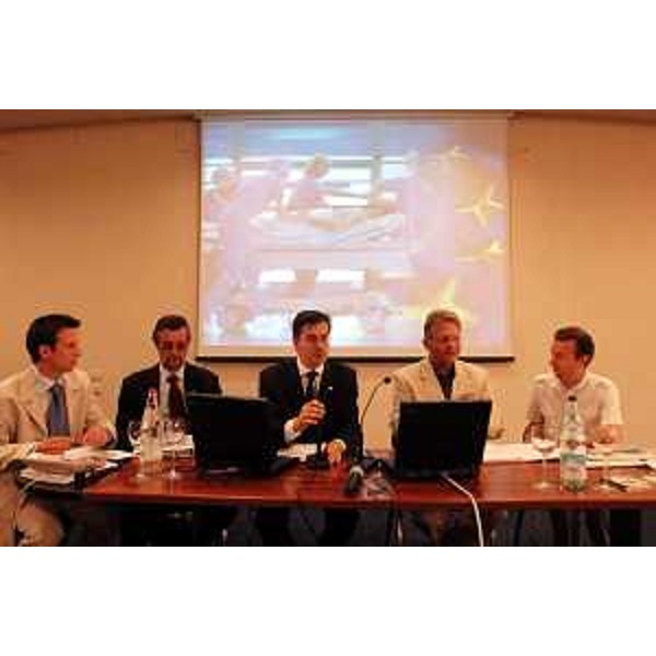 Ezio Beltrame (Assessore regionale alla salute e protezione sociale), Peter Ambrozy (Assessore regionale alla Sanità della Carinzia) firmano l'accordo del Progetto Interreg III A Italia - Austria "Collaborazione transfrontaliera per la cura del malato". (Trieste, 14/07/04)