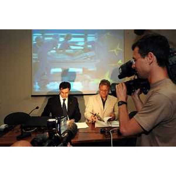 Ezio Beltrame (Assessore regionale alla salute e protezione sociale), Peter Ambrozy (Assessore regionale alla Sanità della Carinzia) firmano l'accordo del Progetto Interreg III A Italia - Austria "Collaborazione transfrontaliera per la cura del malato". (Trieste, 14/07/04)