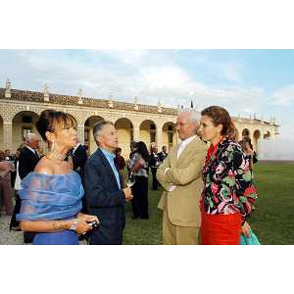 Riccardo Illy (Presidente della Regione Friuli Venezia Giulia), Benetton e signore alla cena degli industriali. (Villa Manin di Passariano, 15/07/04)