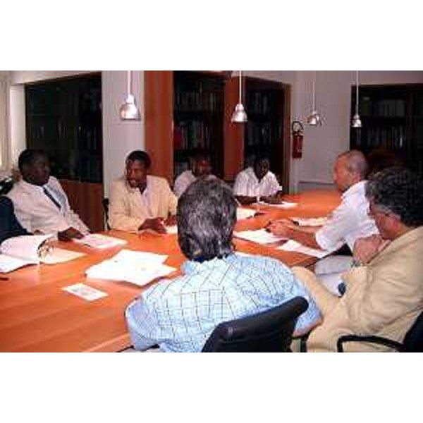 Roberto Antonaz (Assessore regionale all'istruzione, cultura, sport e pace) incontra Abdoul Malal Diop (ministro per i senegalesi all'estero). (Trieste, 08/07/04)