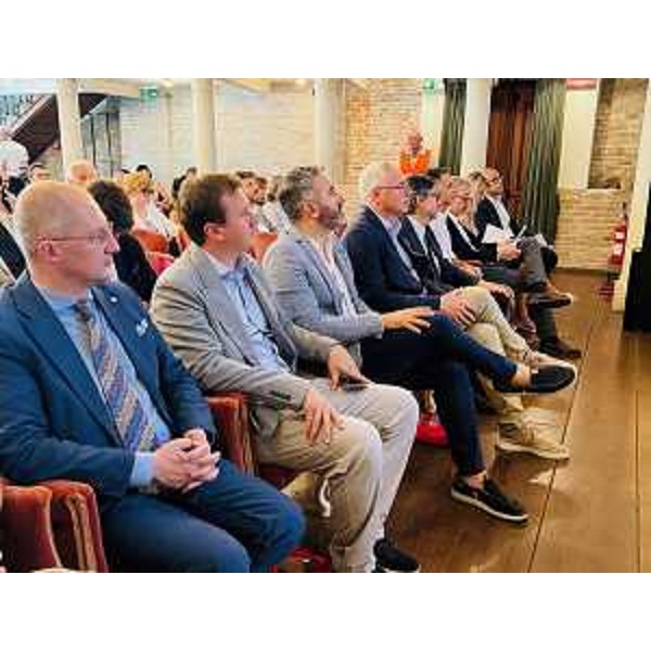 Il presidente del Cr Fvg, Mauro Bordin (al centro), all'assemblea della Lega Coop Fvg insieme al consigliere regionale Massimiliano Pozzo (secondo da sx) - Il presidente del Cr Fvg, Mauro Bordin (al centro), all'assemblea della Lega Coop Fvg insieme al consigliere regionale Massimiliano Pozzo (secondo da sx)