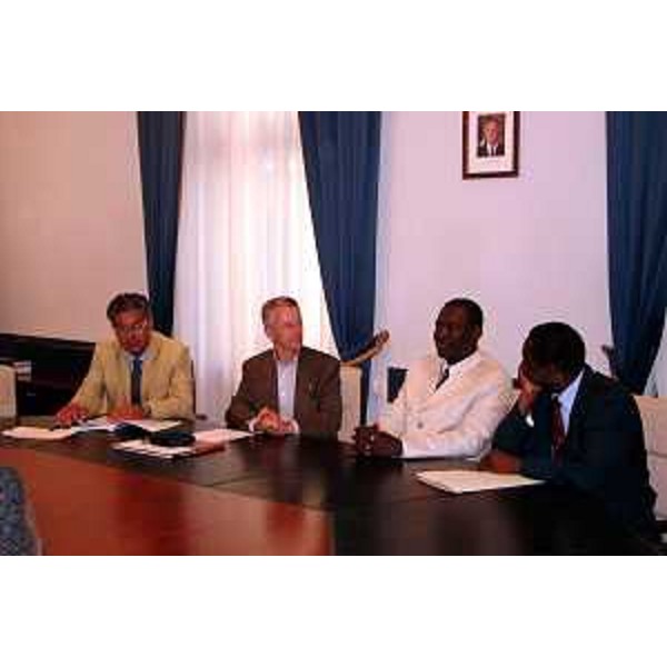 Riccardo Illy (Presidente della Regione Friuli Venezia Giulia) e Roberto Antonaz (Assessore regionale all'istruzione, cultura, sport e pace) incontrano Abdoul Malal Diop (ministro per i senegalesi all'estero). (Trieste, 08/07/04)