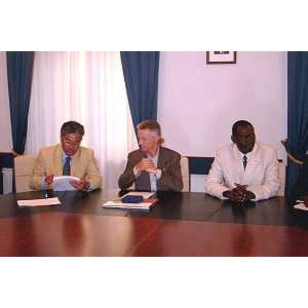 Riccardo Illy (Presidente della Regione Friuli Venezia Giulia) e Roberto Antonaz (Assessore regionale all'istruzione, cultura, sport e pace) incontrano Abdoul Malal Diop (ministro per i senegalesi all'estero). (Trieste, 08/07/04)
