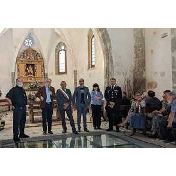 Una fase della cerimonia che si è svolta nella pieve di S. Martino - Una fase della cerimonia che si è svolta nella pieve di S. Martino
